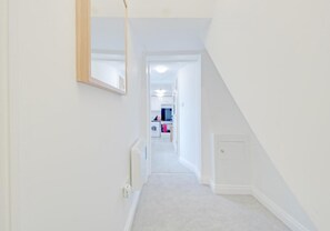 Apartment | 1 bedroom, travel crib - Beside the Seaside Apartment - Sleeps 2 to 4 Guests - Fast Wifi (Brighton)