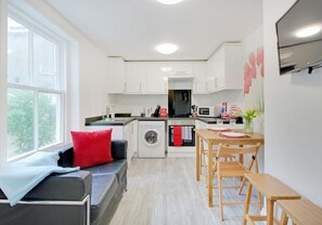 Apartment | 1 bedroom, travel crib - Beside the Seaside Apartment - Sleeps 2 to 4 Guests - Fast Wifi (Brighton)