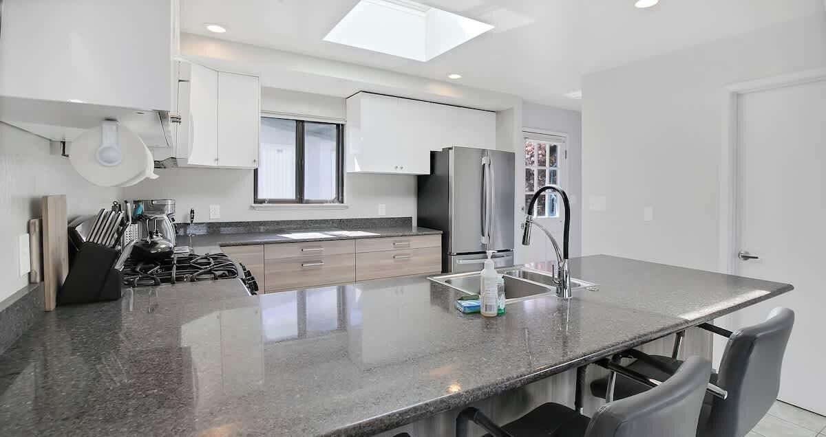 Microwave, oven, dishwasher, coffee/tea maker