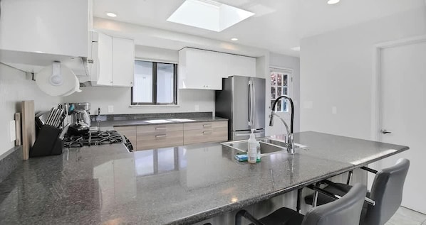 Microwave, oven, dishwasher, coffee/tea maker