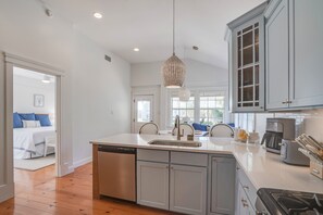 ثلاجة، ميكروويف، موقد طهي مسطح، غسالة أطباق