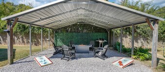 On Main St! Private Heated pool, Golf cart included, Sleeps 10