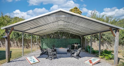 On Main St! Private Heated pool, Golf cart included, Sleeps 10