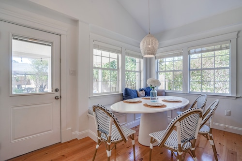 On Main St! Private Heated pool, Golf cart included, Sleeps 10