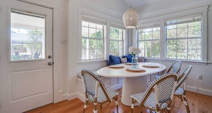 On Main St! Private Heated pool, Golf cart included, Sleeps 10