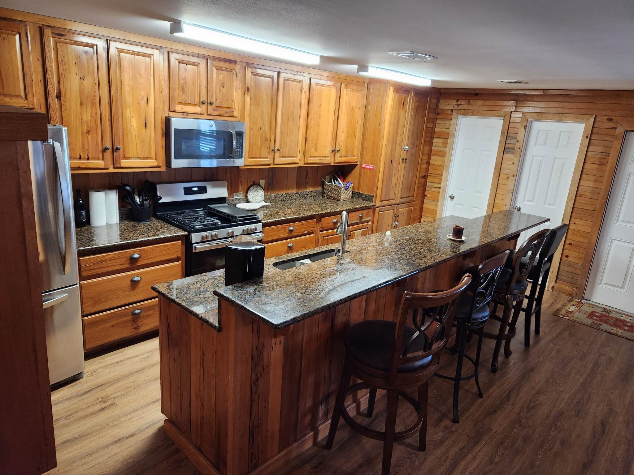 Jääkaappi, mikroaaltouuni, uuni, liesi