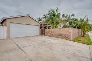 Property grounds - Cozy, spacious 4B4B house with high-speed internet near Disney (West Covina)