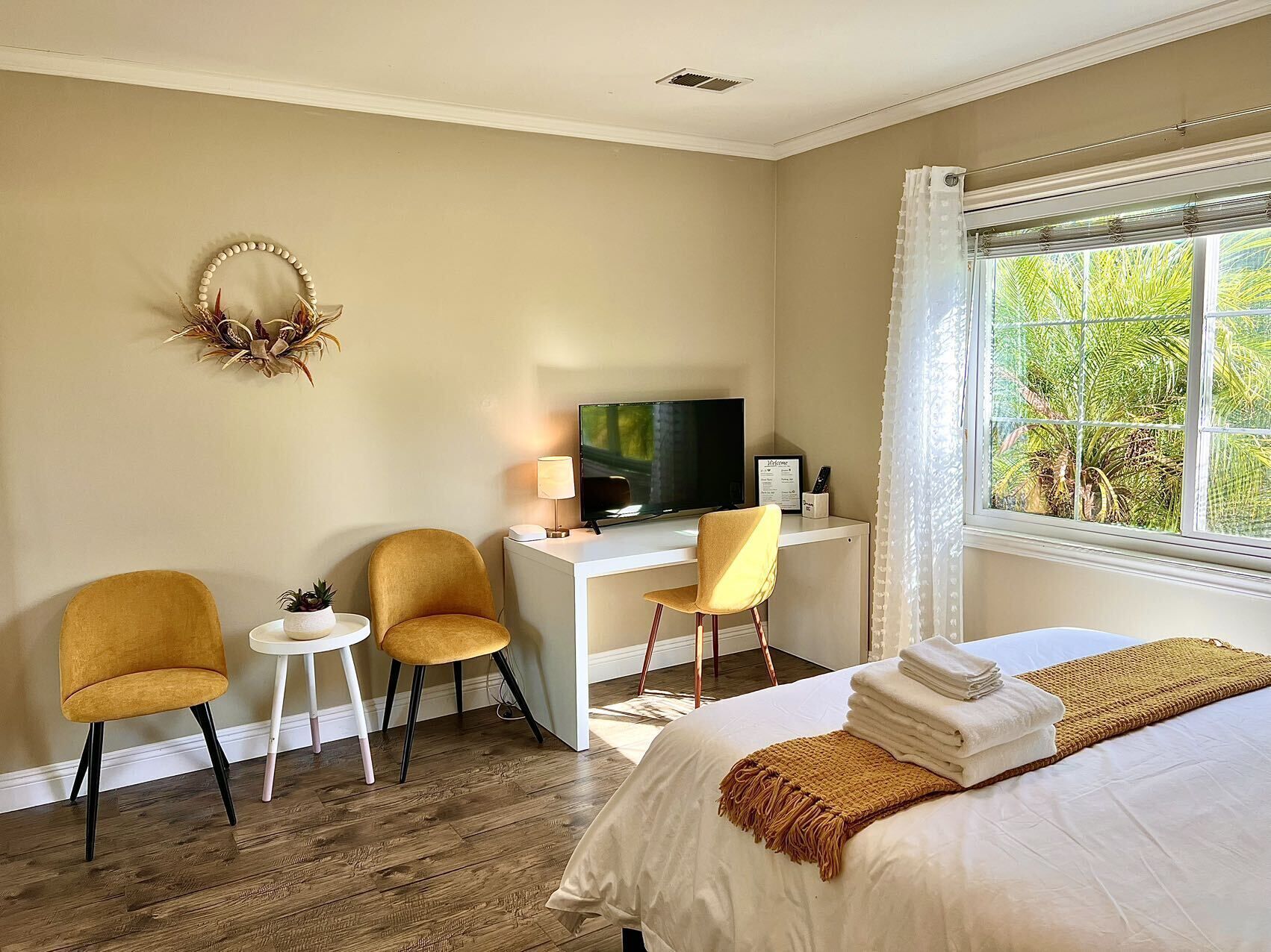 4 habitaciones, escritorio y tabla de planchar con plancha 