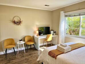 4 bedrooms, desk, iron/ironing board, travel crib - Cozy, spacious 4B4B house with high-speed internet near Disney (West Covina)