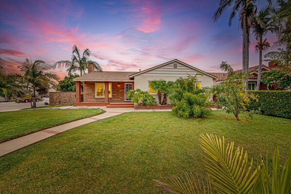 Exterior - Cozy, spacious 4B4B house with high-speed internet near Disney (West Covina)