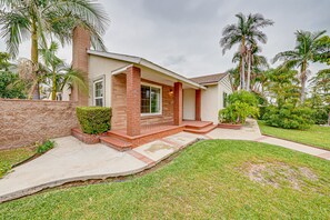 Exterior - Cozy, spacious 4B4B house with high-speed internet near Disney (West Covina)