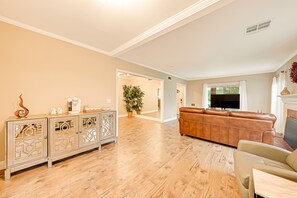 Smart TV, fireplace - Cozy, spacious 4B4B house with high-speed internet near Disney (West Covina)