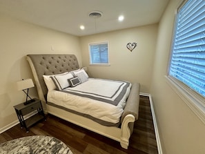 4 bedrooms, desk, iron/ironing board, travel crib - NEW! Beautifully Renovated, 3bd that has it all! (Jackson)
