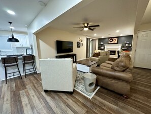 Smart TV, chimenea, videojuegos y libros 