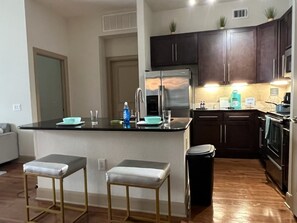 Microwave, toaster, paper towels, kitchen islands - Lovely 2bd/2ba apartment near NRG/Med Center/DOWNTOWN/MIDTOWN! (Houston)