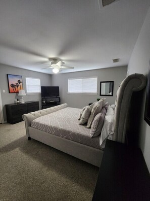 3 slaapkamers, een bureau, een strijkplank/strijkijzer, wifi