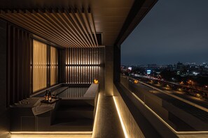A modern interior with a view of a cityscape at night. - Jeonju The May Hotel (Jeonju)