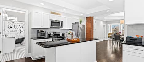 Kjøleskap, mikrobølgeovn, ovn og kokeplater