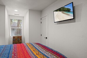 2 bedrooms, iron/ironing board, travel cot, free WiFi - Downtown Ruby Red Bungalow w/AC, Fully Fenced Yard, W/D, 2 Smart TVs, Fast WiFi (Flagstaff)