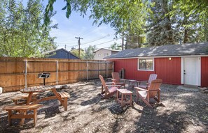 Property grounds - Downtown Ruby Red Bungalow w/AC, Fully Fenced Yard, W/D, 2 Smart TVs, Fast WiFi (Flagstaff)