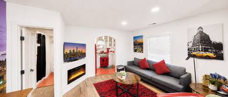 Smart TV, chimenea, libros y biblioteca musical