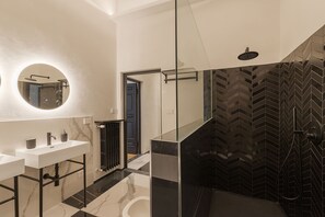 Signature appartement | Badkamer | Een bad, handdoeken