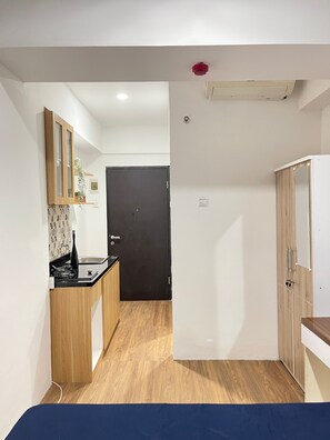 Studio | Desk, bed sheets - High Livin Apartment Asia Afrika (Bandung)