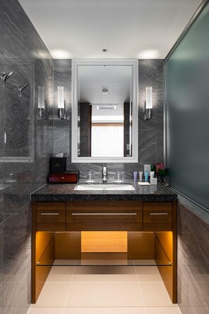 อ่างอาบน้ำและฝักบัวแยกจากกัน, อ่างอาบน้ำแบบแช่ตัว