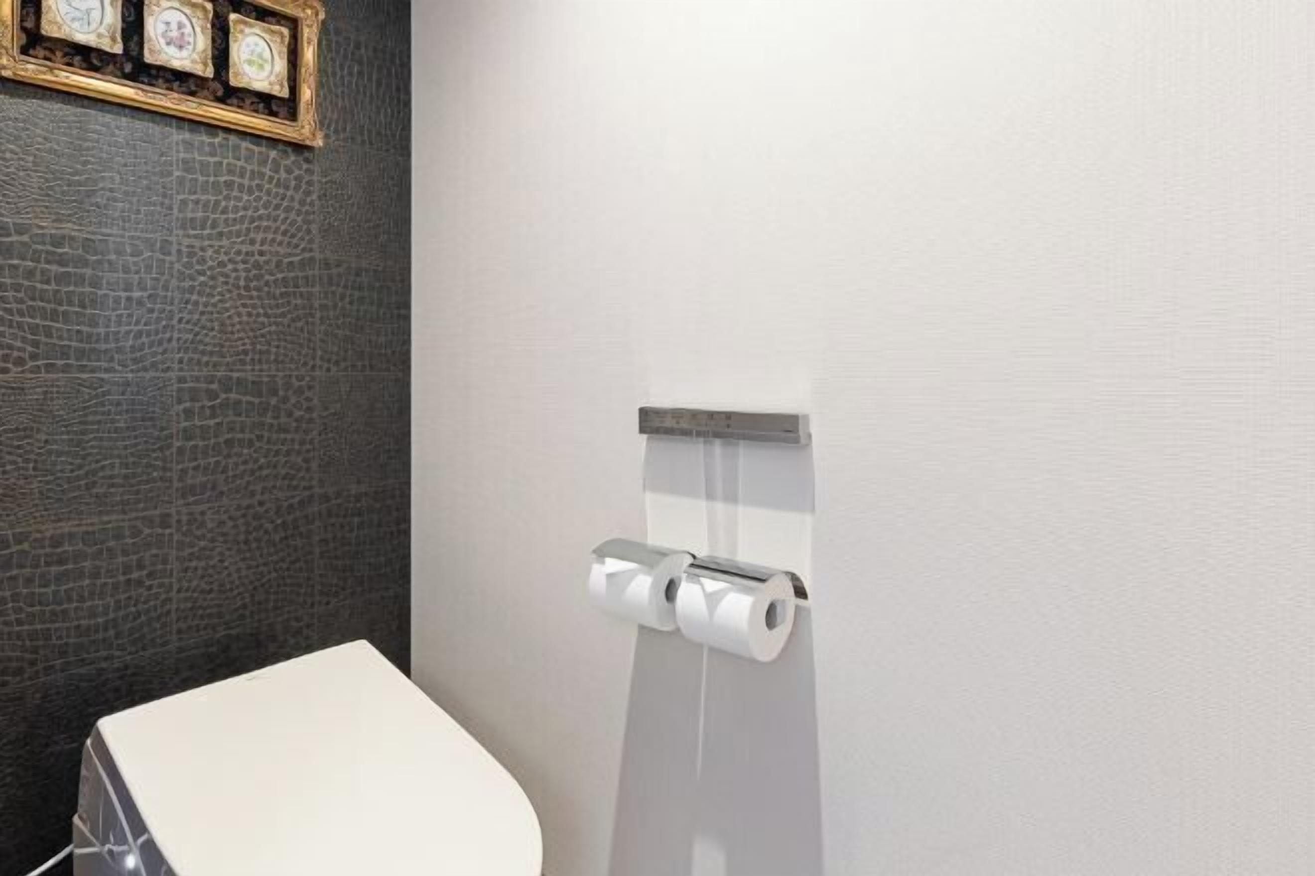 浴室 | 獨立浴缸和淋浴設備、全浸式浴缸、名牌盥洗用品、吹風機