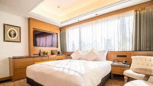 A hotel room with a large bed, a flat-screen TV, a desk, and a chair. - Abita Hotel Kyoto Kamogawa (Kyoto)