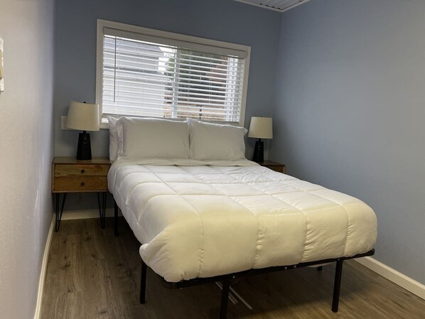 1 habitación, escritorio, tabla de planchar con plancha y wifi