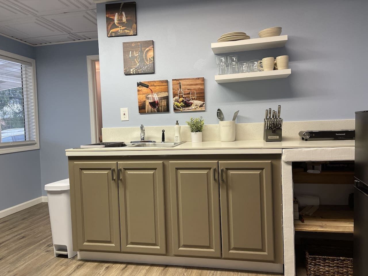 Frigorífico, microondas, placa de cocina y cafetera o tetera