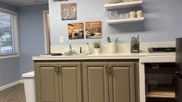 Frigorífico, microondas, placa de cocina y cafetera o tetera