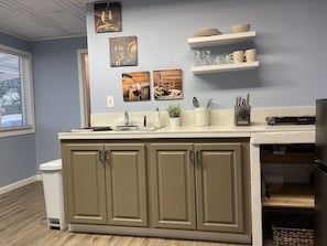 Réfrigérateur, micro-ondes, plaque de cuisson, cafetiÚre/bouilloire