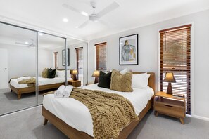 2 quartos, ferros/tábuas de passar roupa, berço de viagem