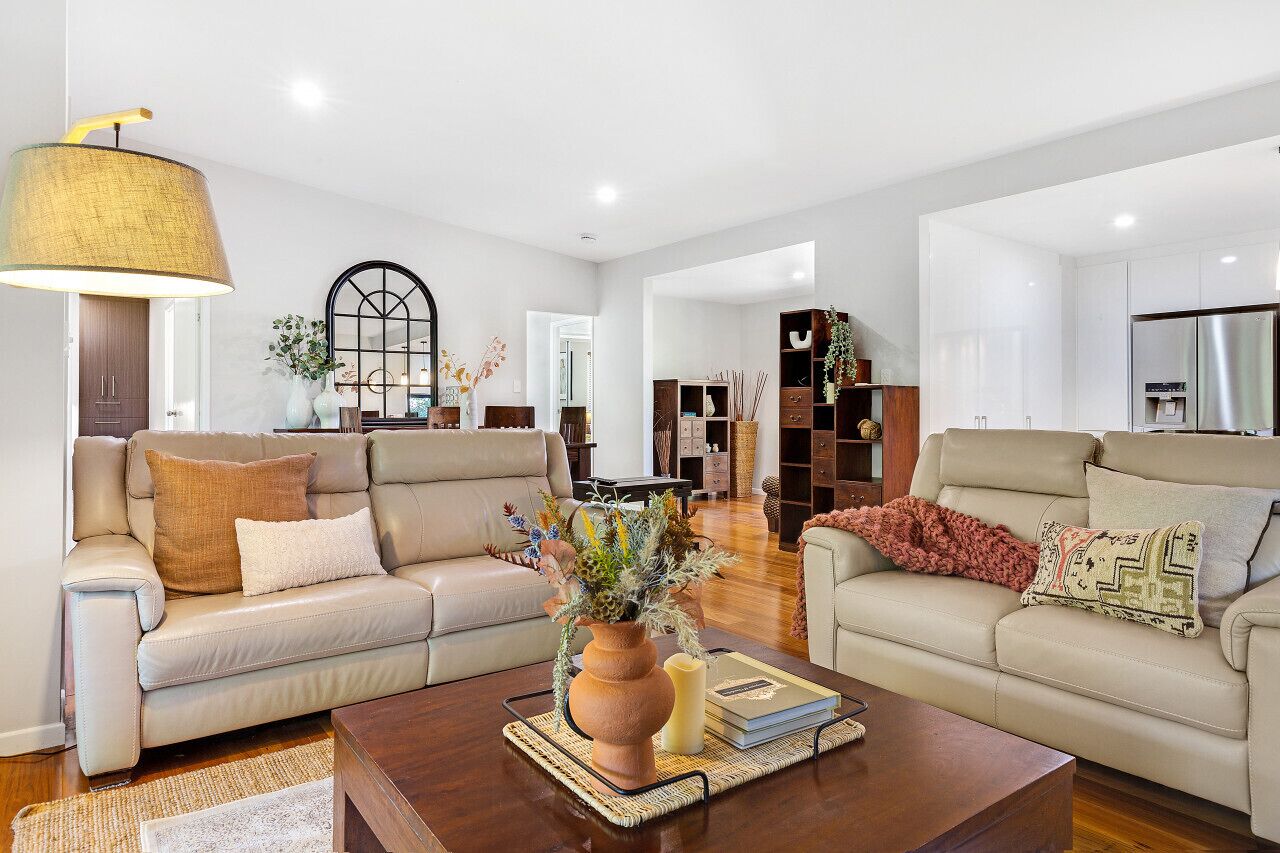 Smart-TV, Kamin, Bücher, Stereoanlage