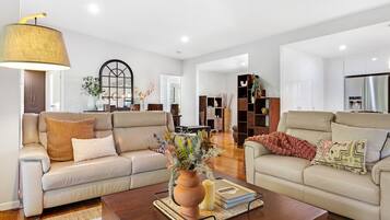 Smart-tv, pejs, bøger, stereoanlæg