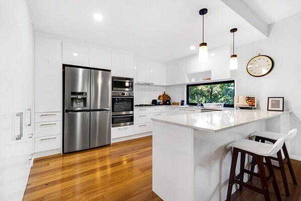 Geladeira, micro-ondas, fogão, cooktop