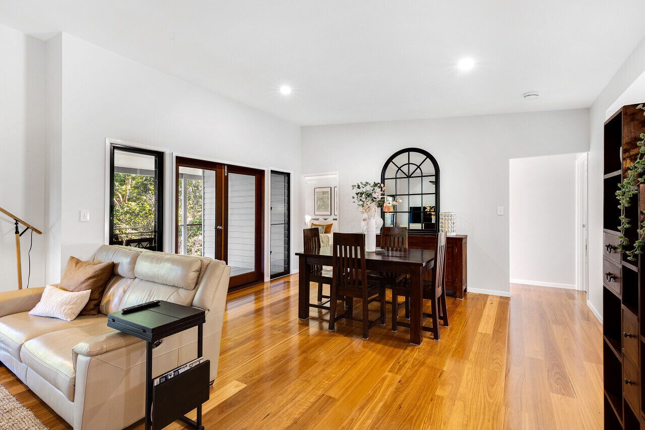 Smart TV, fireplace, books, stereo