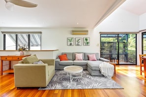 Smart TV, fireplace, books, stereo