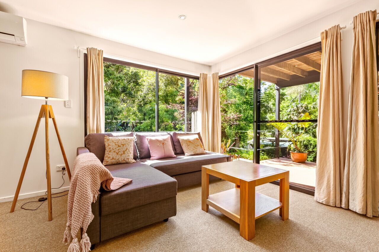 Smart-TV, peis, bøker og stereoanlegg