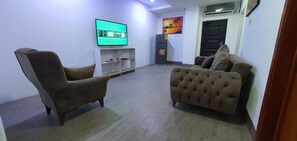 Smart-TV, Videospiele, Tischfußball, Tischtennisplatte