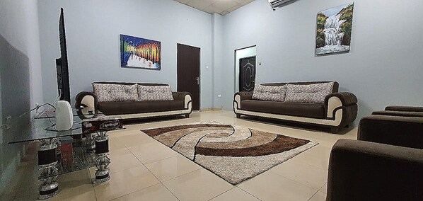 Smart-TV, Videospiele, Tischfußball, Tischtennisplatte