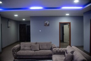 Smart-TV, Videospiele, Tischfußball, Tischtennisplatte