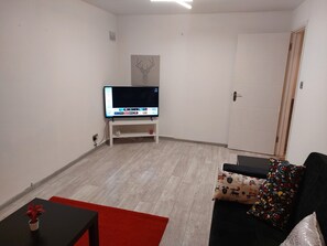 TV - COSY 1 BEDROOM ENTIRE FLAT FOR YOU AND FAMILY (Cheshunt)