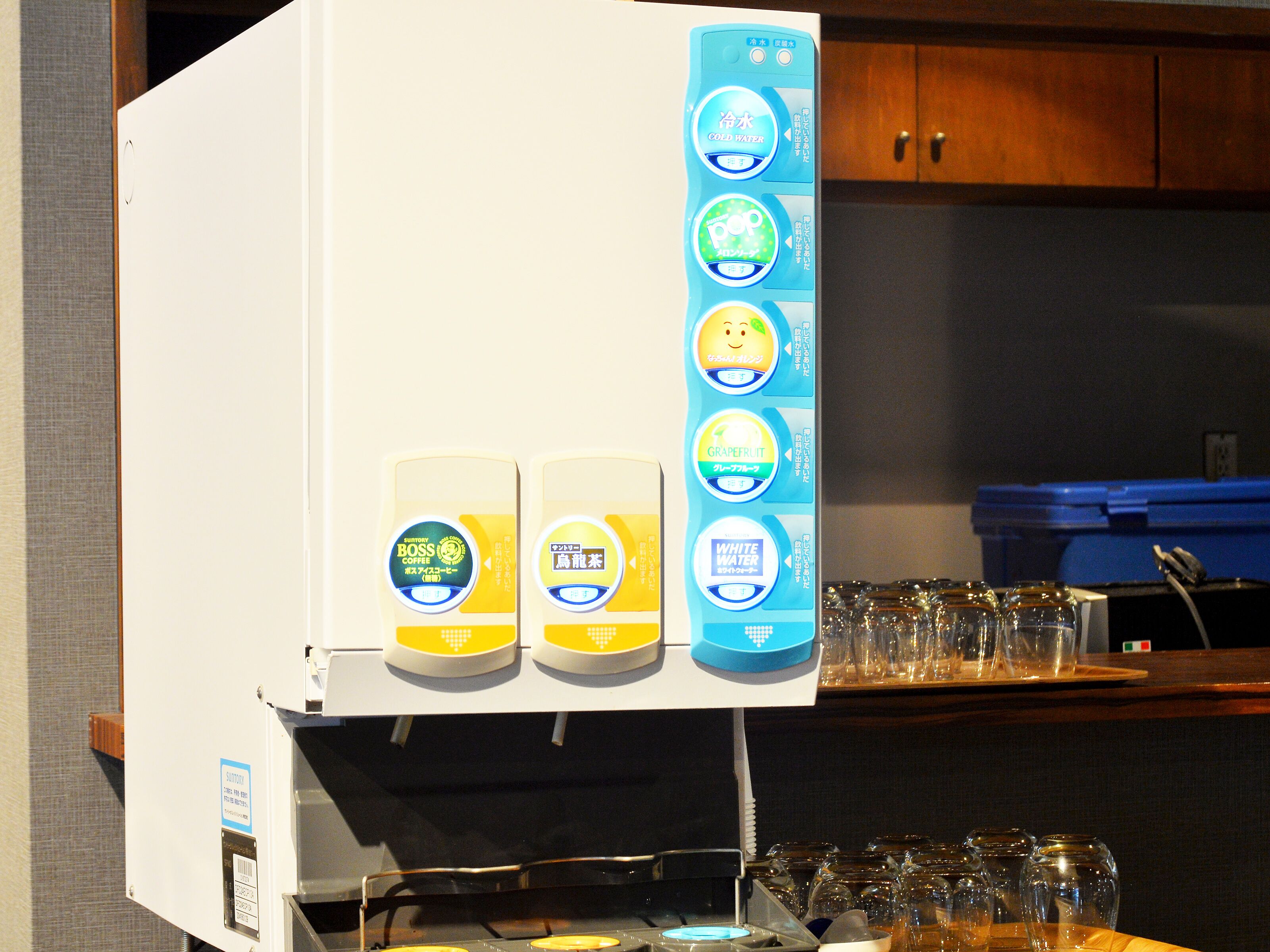 Een koffieapparaat met diverse opties voor warme en koude dranken, waaronder koud water, frisdrank, grapefruitsap en water.