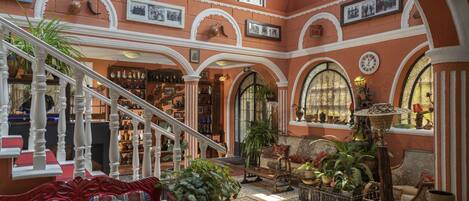 Een 35-inch smart-tv met kabelzenders en een printer