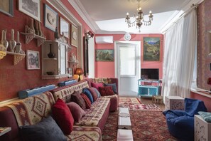 ستائر تعتيم ومكواة/لوح كي وواي فاي مجانًا وملاءات أسرّة