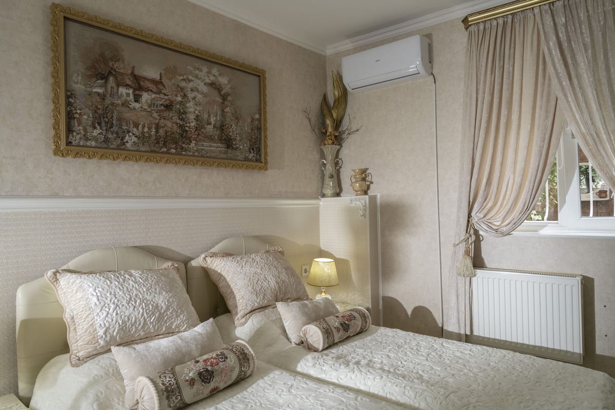 3 bedrooms, blackout drapes, iron/ironing board, free WiFi