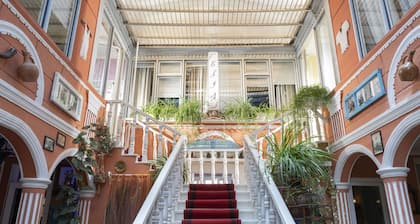 Elia Boutique Hostel & Apart-Hotel